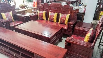 这个地方,村村生产家具,一把实木椅子卖100元,到城市后值千元