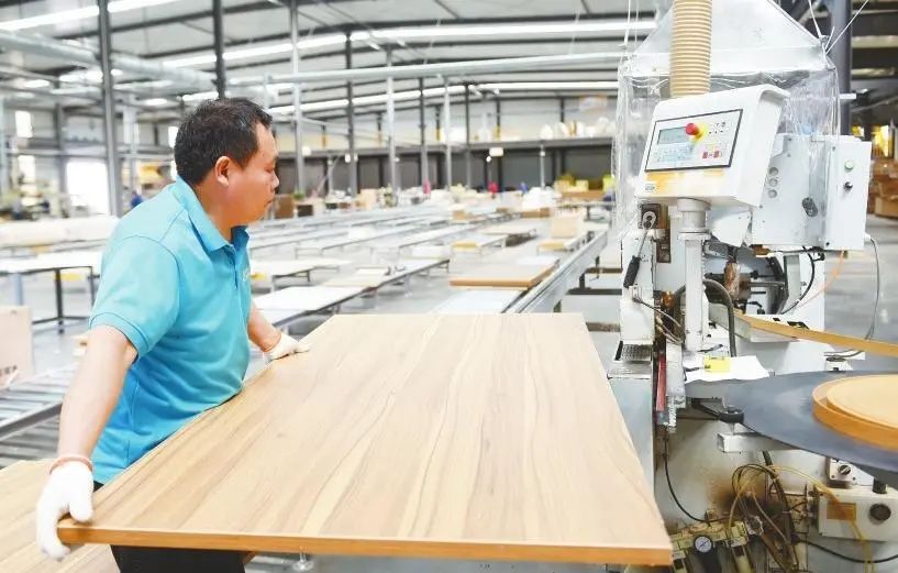南宫市冀南环保家具产业园工人在加工板材.(河北日报记者 .